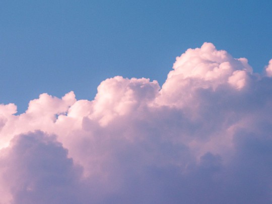 Enchanting Nightscape: Crescent Moon Dances with Dreamy Clouds - Lifestyle news