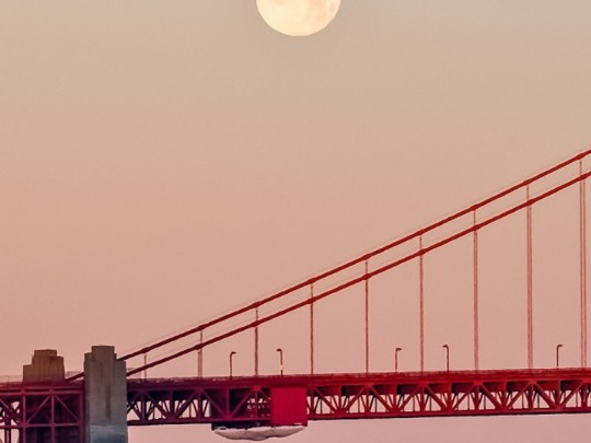 Lunar Embrace: A ponte Golden Gate banhada em brilho de lua cheia