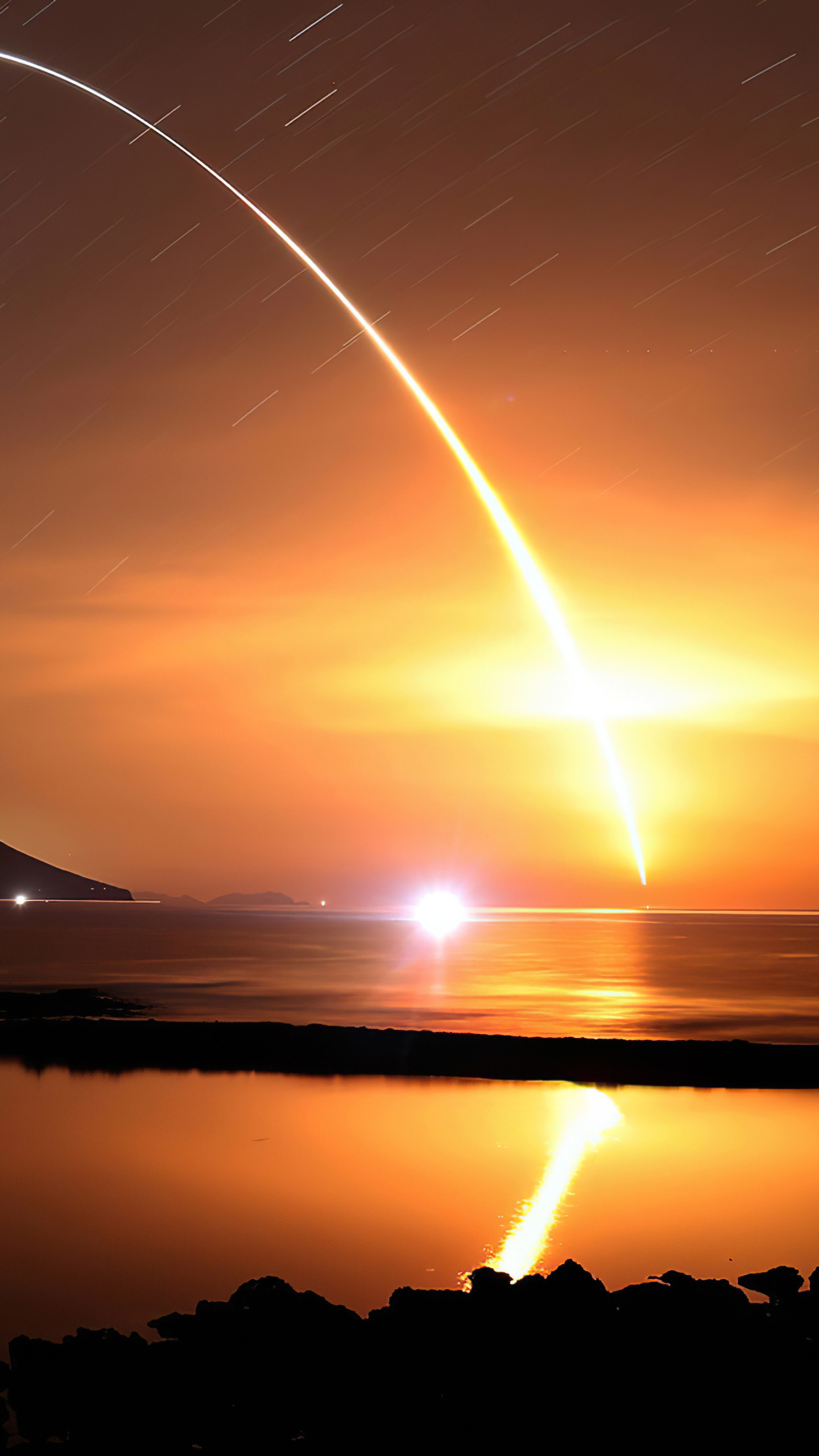 Chasing Fire: Un lanzamiento de cohetes, Sunset Hues y Star Trails