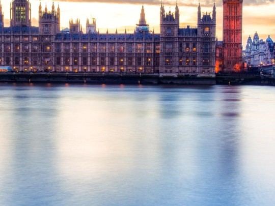 Os pontos turísticos icônicos de Londres e as vistas deslumbrantes do rio Templo