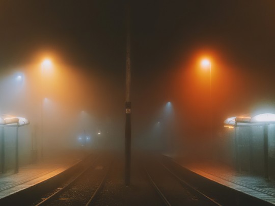 Verlorene Seelen auf stillen Gleisen: Eine mysteriöse Reise im Nebel