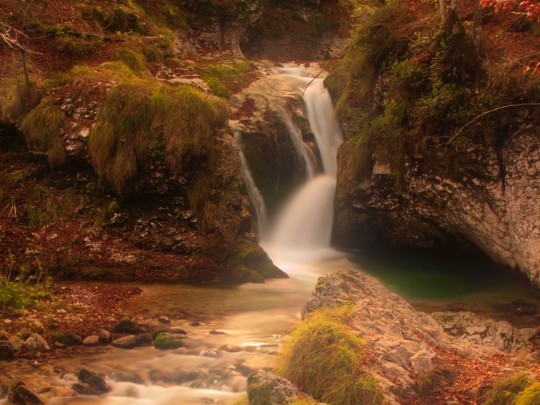 Spectacular Waterfall Dazzles in Autumn Forest - Lifestyle news