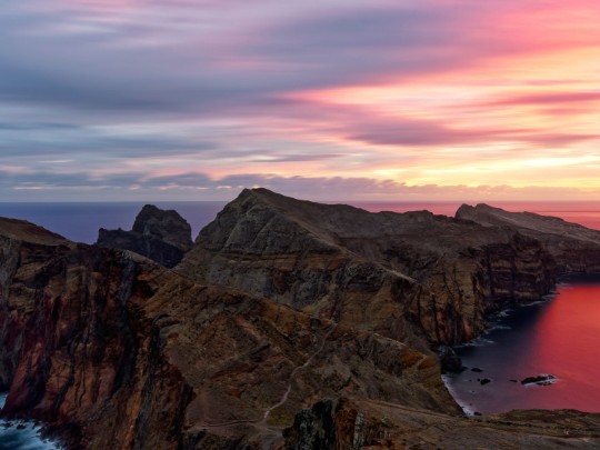 Espectáculo de Atardecer en los Acantilados: Un Viaje Mágico por la Costa Española