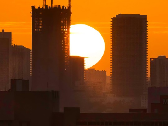 Sinfonía de la Hora Dorada: Dónde el atardecer se encuentra con los edificios urbanos