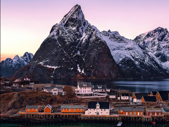 Descubre Noruega Escondida: Un Pueblo de Pescadores en un Fiordo de Ensueño