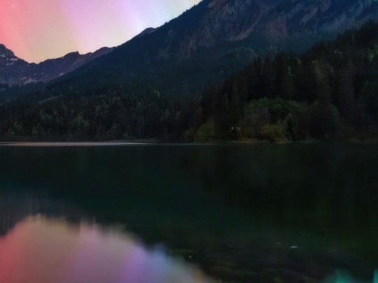 Ngắm Bình Minh, Rực Rỡ Aurora: Kỳ Nghỉ Độc Đáo Bên Hồ Lakeside và Dãy Núi Tuyệt Đỉnh