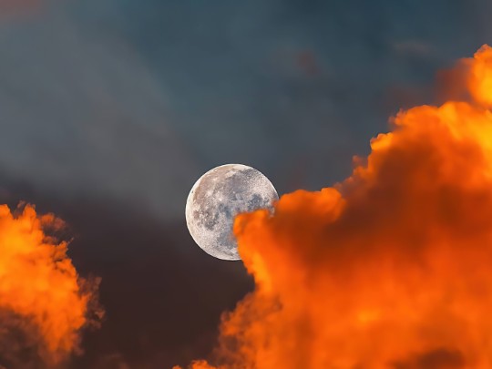 Mondlicht und Wolkentänze: Ein magischer Anblick am Nachthimmel