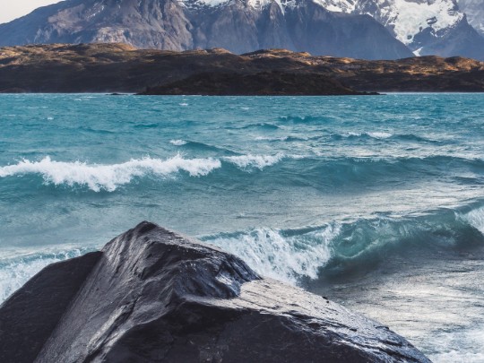 A Beleza Incomparável Onde Montanhas Nevadas Encontram o Oceano: Um Espetáculo da Natureza