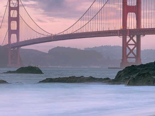 Sonhos da Porta Dourada: Onde a Ponte Encontra a Praia