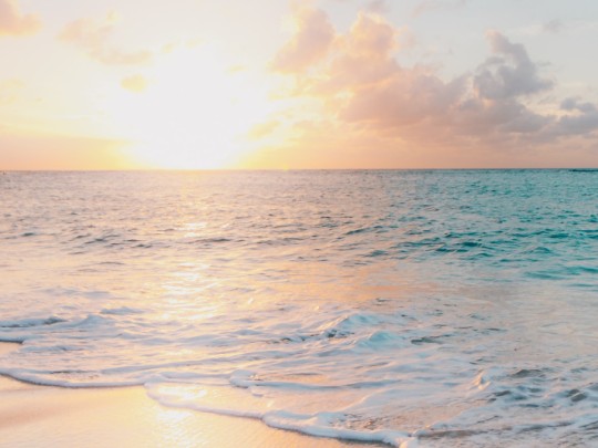 Deslumbrado por el Atardecer Rosado del Mar: Un Refugio de Paz y Tranquilidad