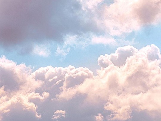 Himmelstanz: Die Magie flüchtiger Wolken an einem Sommertag