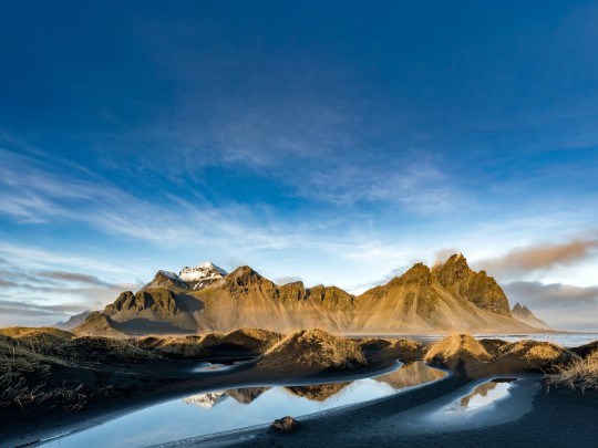 Espejos de Arena: La Magia de las Montañas Reflejadas en el Desierto