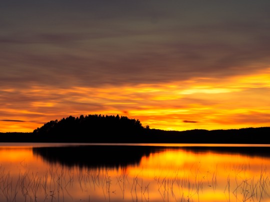 息をのむ絶景!湖畔で見る夕焼けは、日常を忘れさせる癒やしの時間