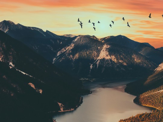 Magia del Atardecer: Un Espejo de Montañas y Lago en la Hora Dorada