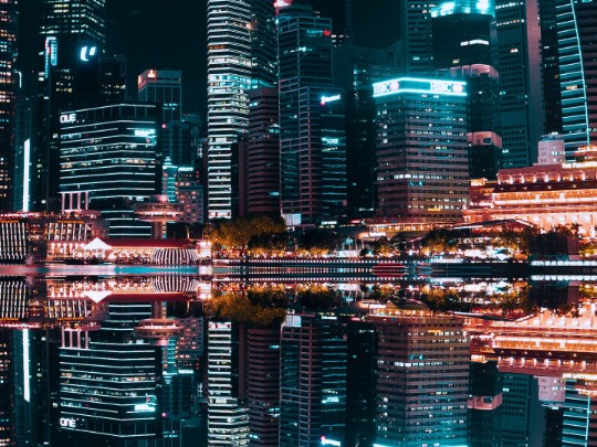Incanto Notturno Urbano: Quando le Città si Riflettono nell'Acqua