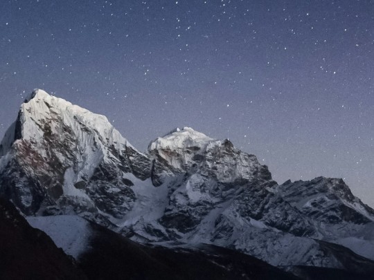 Noites Mágicas nas Montanhas Nevadas: Uma Sinfonia de Estrelas e Silêncio