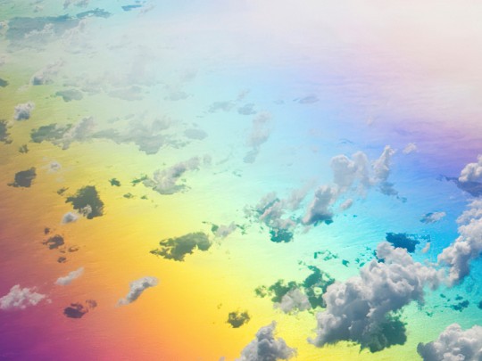 Meraviglia dal Cielo: Quando le Nuvole si Trasformano in un Mare Arcobaleno