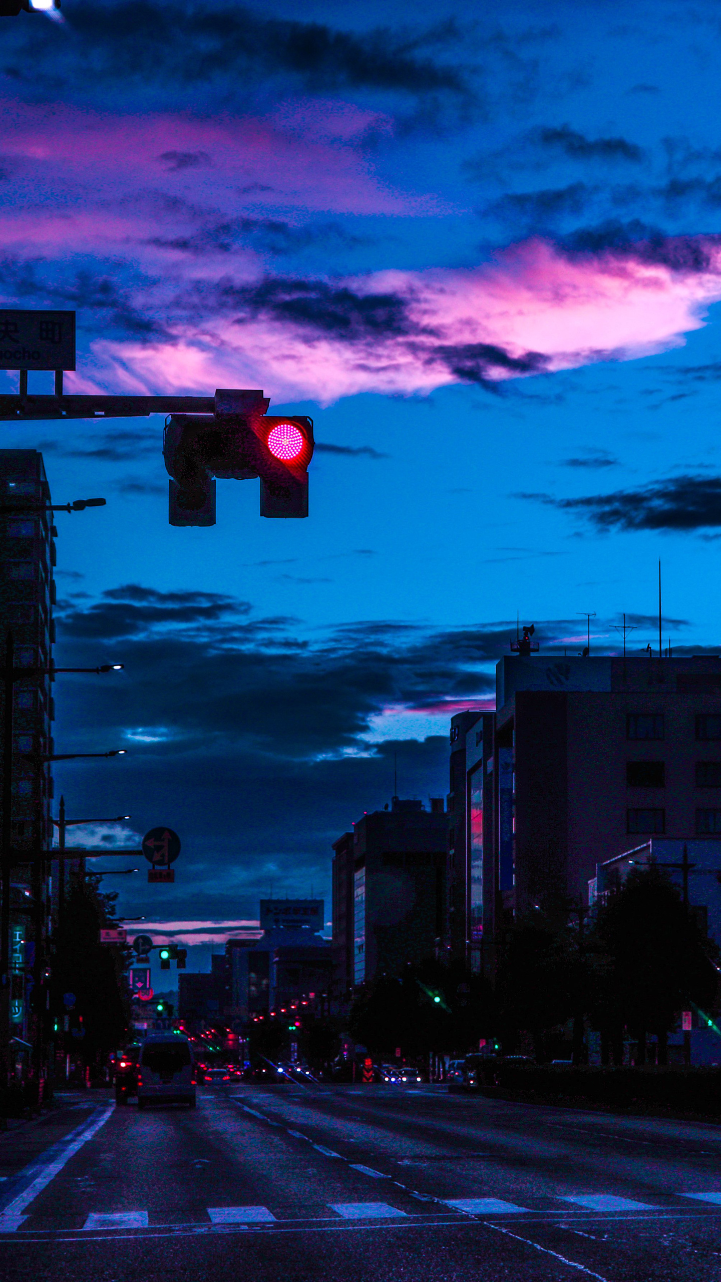 Golden Hour Glow: Una calle de la ciudad en Dusk