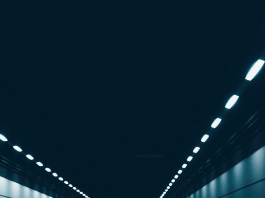 Magia de la Luz: Capturando la Belleza Hipnótica de los Túneles con Fotografía de Larga Exposición