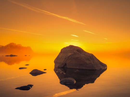 Reflexões da Hora de Ouro: Encontrando a Paz entre as Pedras do Lago