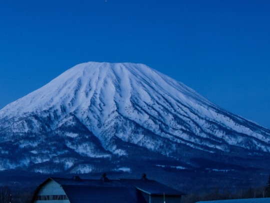 Où la pierre rencontre le ciel: l'embrassement d'un bâtiment de la montagne couverte de neige