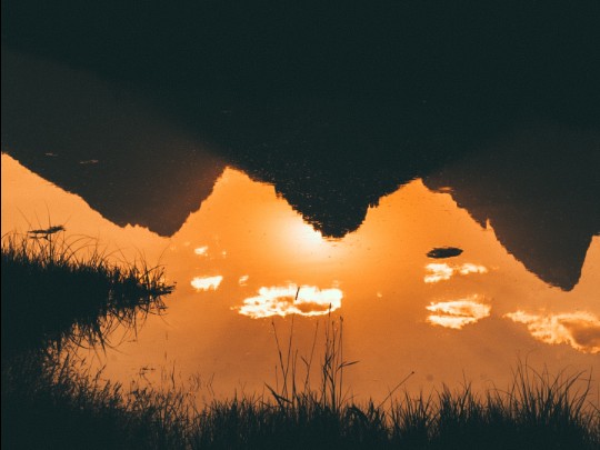 Magia Andina al Atardecer: La Hora Dorada Reflejada en las Montañas