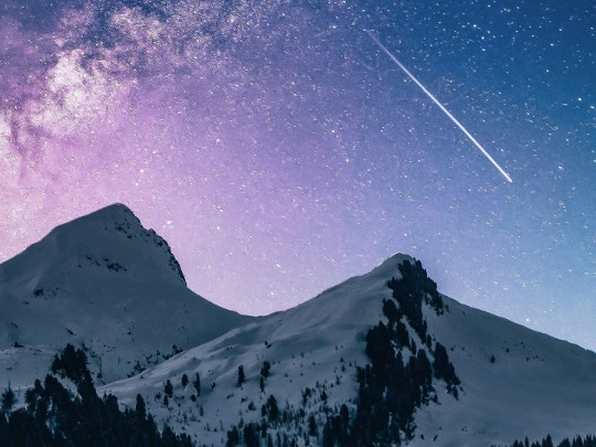 A Magia do Inverno: Encontre Paz e Inspiração no Topo de uma Montanha Nevada