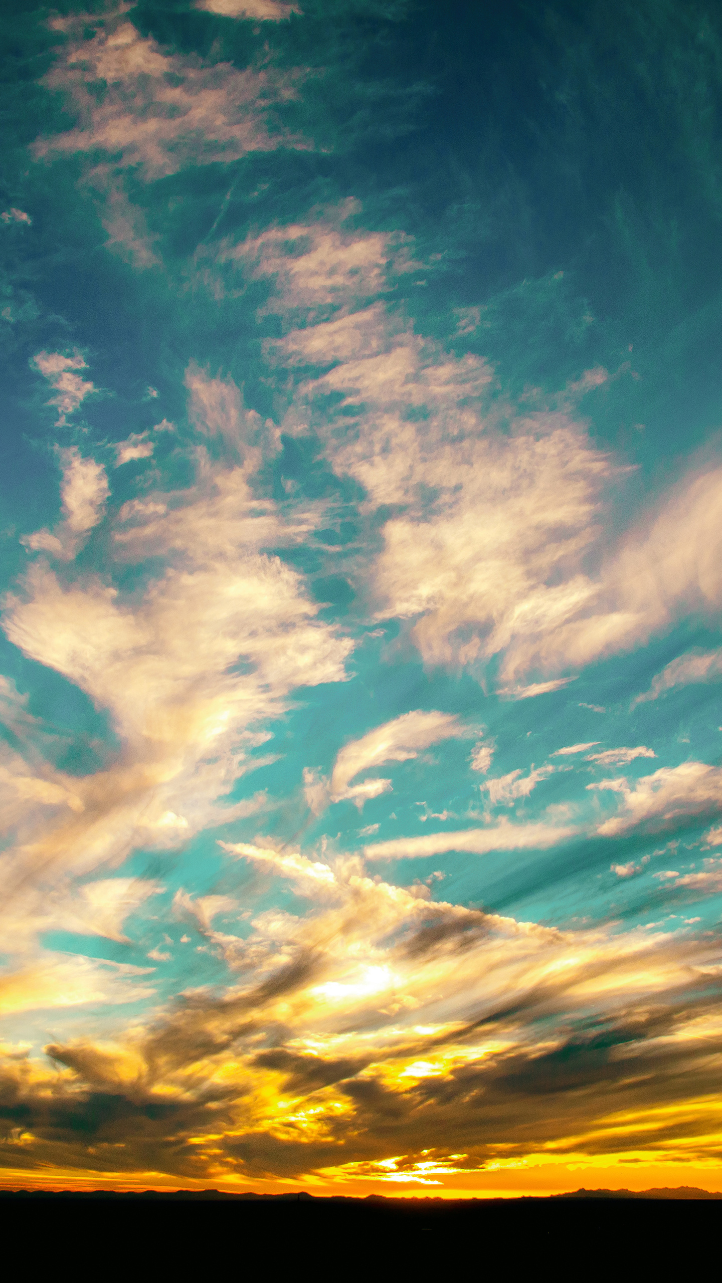 Espectáculo Celestial: La Magia de las Nubes al Atardecer en Colombia