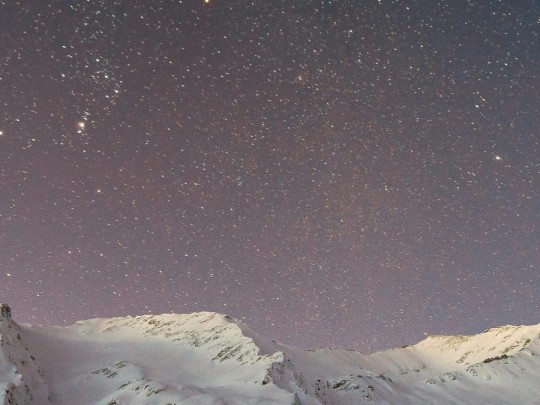Os sussurros da eternidade: encontrar a paz sob um céu estrelado e montanhas cobertas de neve