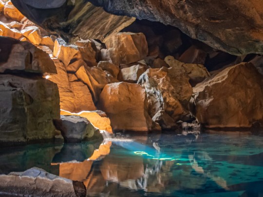 Paraíso Escondido: A Deslumbrante Piscina Azul Turquesa Descoberta em Caverna!