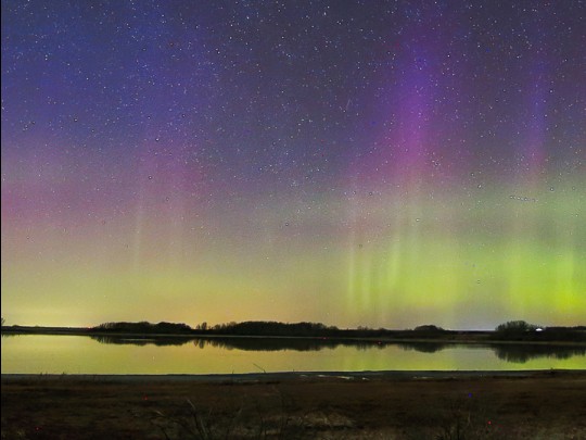 ¡Espectáculo Cósmico! La Aurora Boreal Baila Bajo un Cielo Estrellado: Una Experiencia Inolvidable