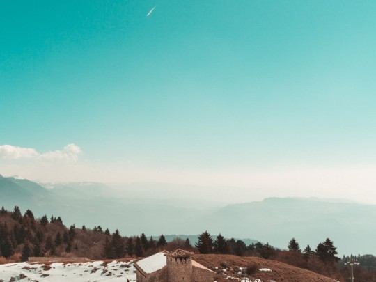 Escape to a Snowy Paradise: Your Cozy Cottage Winter Retreat - Lifestyle news