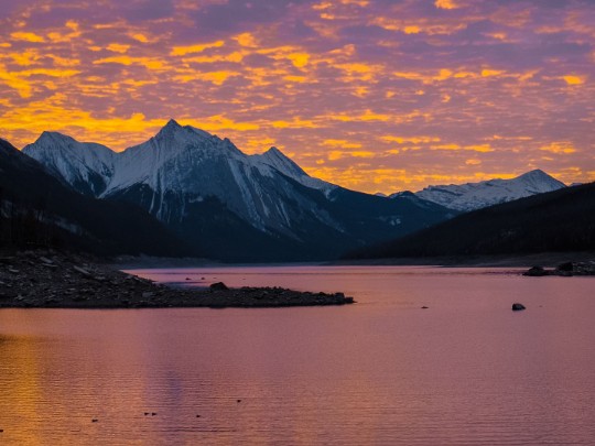 Snow Peak Sunset: Crimson Clouds Over Lake Create Stunning Scene - Lifestyle news