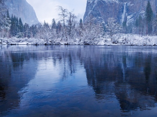 Découvrez les plus beaux paysages de montagnes enneigées et de lacs sereins