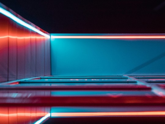 Biến Hóa Đô Thị: Khi Ánh Neon Thắp Sáng Vẻ Đẹp Bất Ngờ Của Cầu Thang