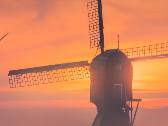 La Hora Dorada y el Molino de Viento: Un Espectáculo de Belleza Natural en España