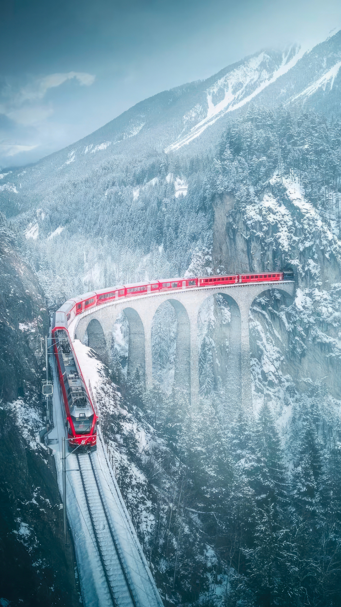 Khám Phá Thụy Sĩ Từ Góc Nhìn Độc Đáo: Trải Nghiệm Tuyệt Vời Trên Tàu ED Vượt Qua Viaduct Núi Tuyết