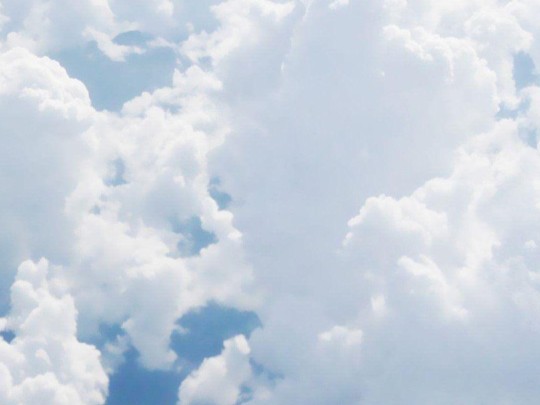 ¡Detente y Admira! La Magia de las Nubes Blancas en un Cielo Azul: Un Escape para el Alma